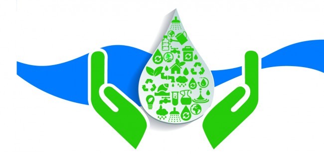 Zdjęcie przedstawia grafikę kropli wody z symbolami recyklingu wewnątrz